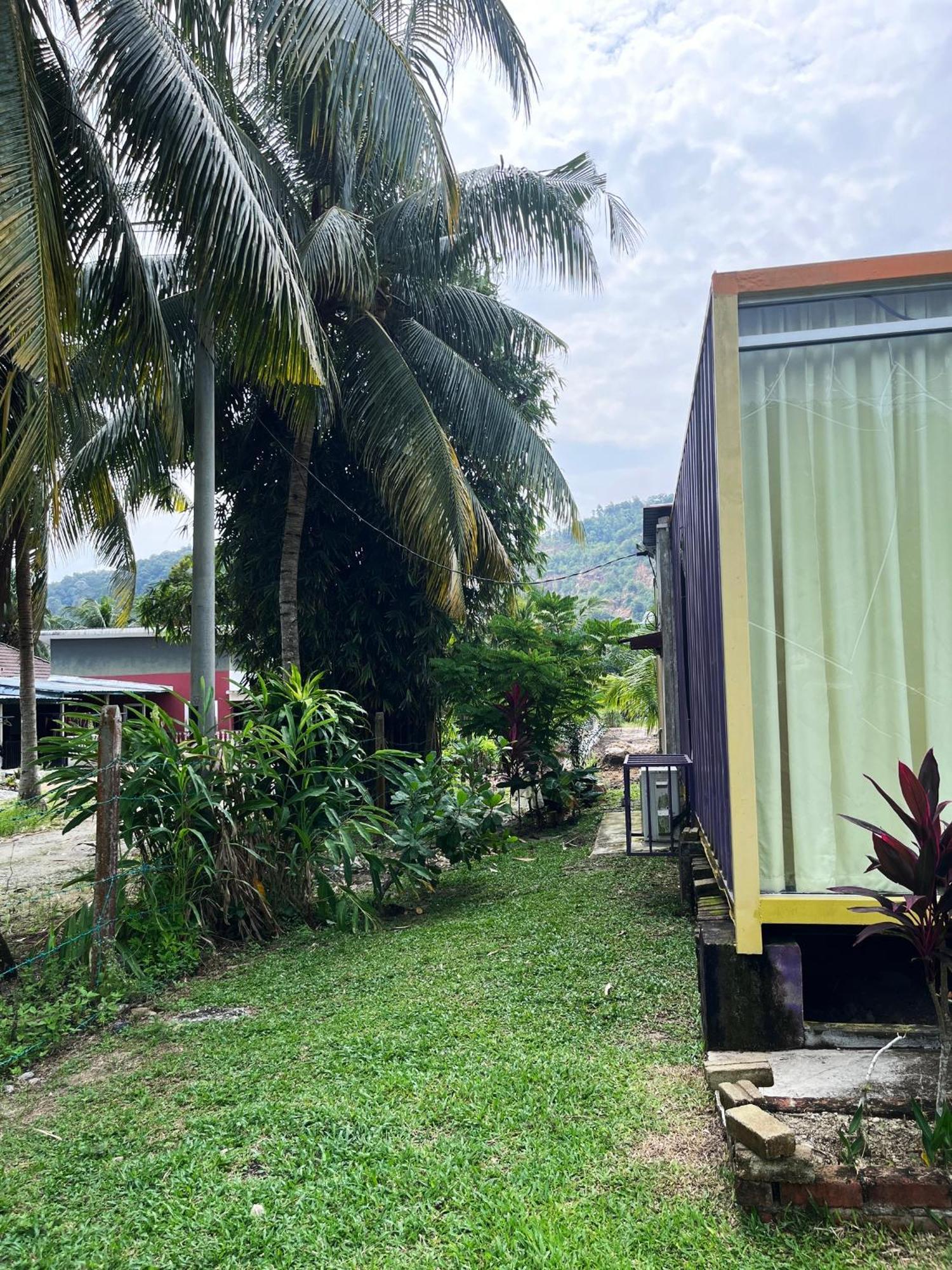 Purple Cube At Lumut Cube Homestay Kontena Εξωτερικό φωτογραφία